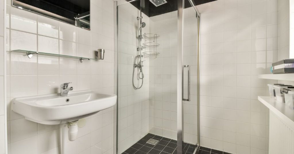 Como Limpar Box de Vidro no Banheiro em Campo Grande: 4 Passos e Dicas Box de vidro em Campo Grande